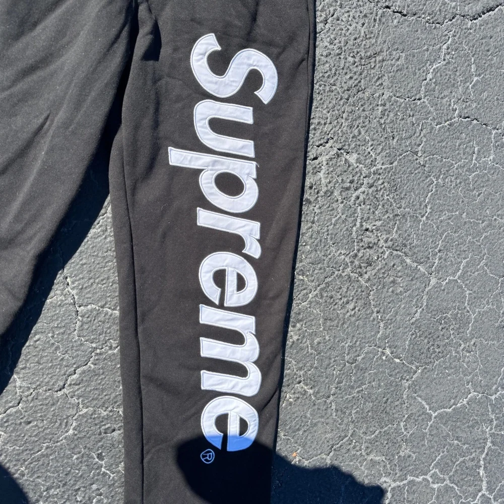 Supreme Black satin appliqué Logo Sweatpants large - Picture 2 of 7